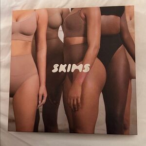 Skims Core Control Thong size L/XL nice color onyx new skims Large/XL Skims